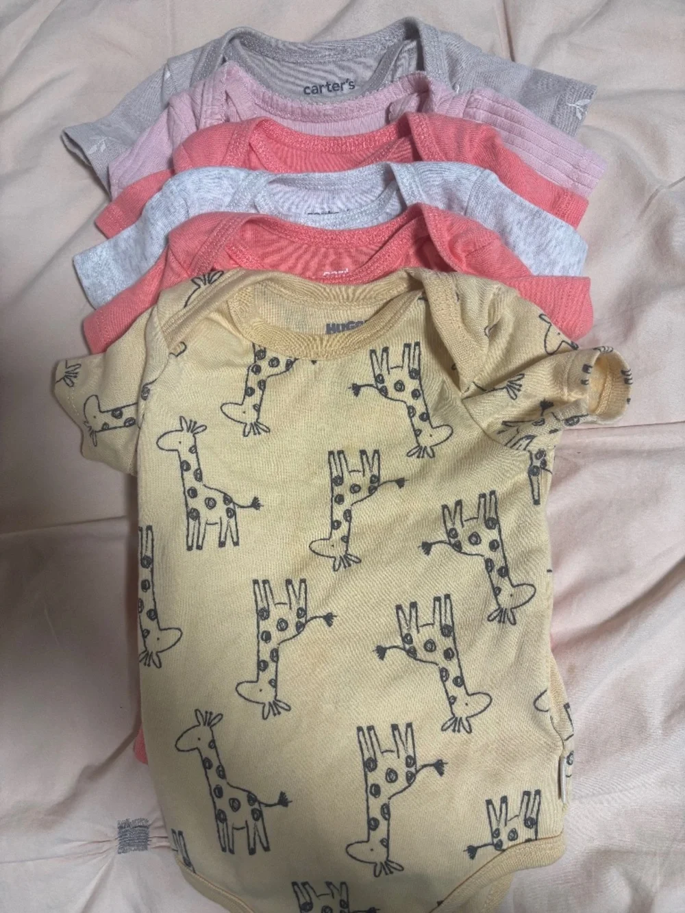 6 PC BUNDLE 3 MOS S/S ONESIES. PATTERNED & PLAIN. VERY GOOD CONDITION.